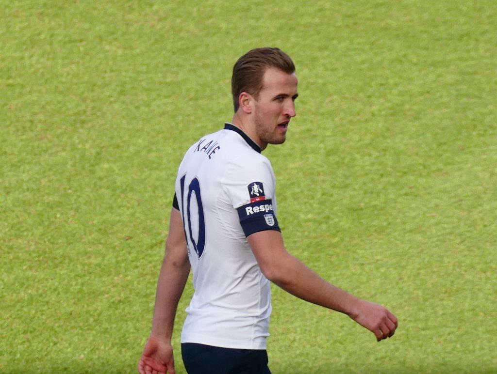 Kane playing for Tottenham Hotspur in 2016