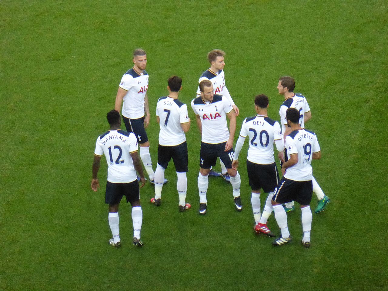 Harry Kane (centre) with his Tottenham Hotspur teammates in 2016